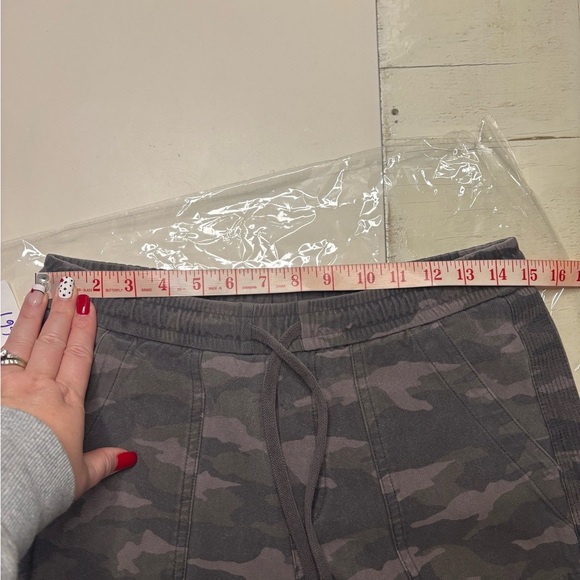 Athleta Farallon Joggers Olive Green Camoflague Print Size 8 Medium Camo - Picture 3 of 7